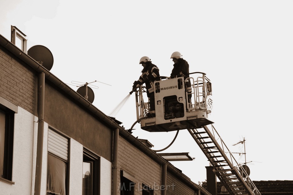 Feuer 2 Vollbrand Reihenhaus Roggendorf Berrischstr P213.JPG - Miklos Laubert